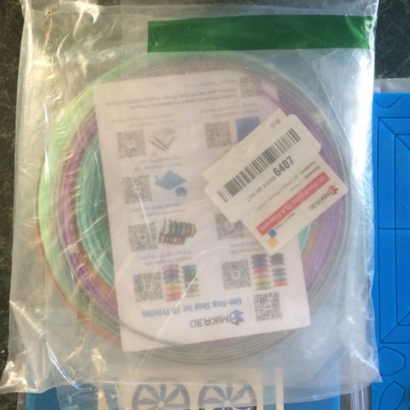 NWT 3D Drawing Pen/3D Printer Bundle. 2 Mats and 2 Filament Packs for 3Doodler - Picture 2 of 13